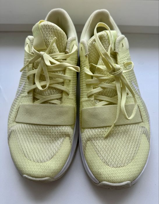 жіночі спортивні кросівки Nike MC Trainer 2 у ніжно-жовтому (лимонному) кольорі