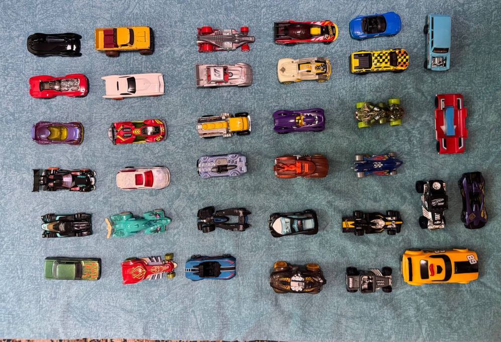 Модельки джипы и Hot Wheels