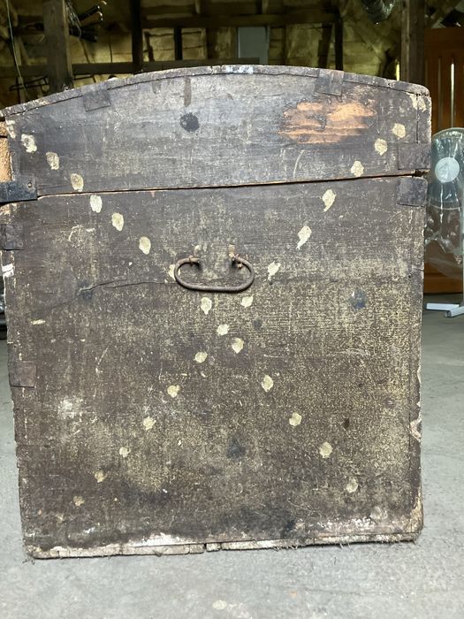 Сундук антикварный.