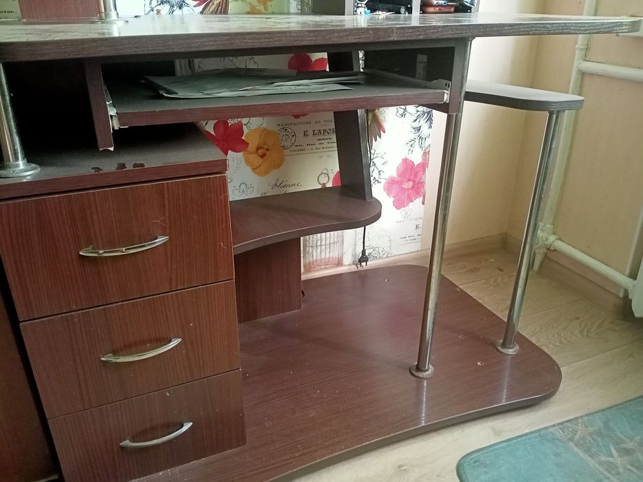 Продам компьютерный стол