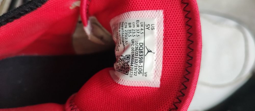Jordan Stay Loyal 2 w kolorze białym z czarnymi i czerwonymi 37,5