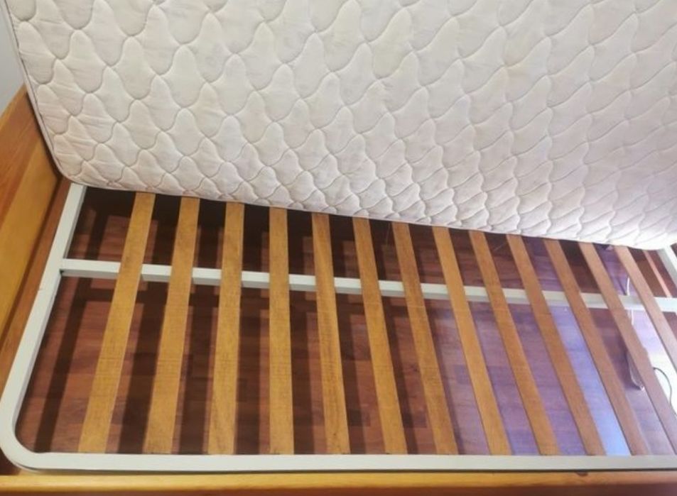 Mobília de quarto em madeira maciça