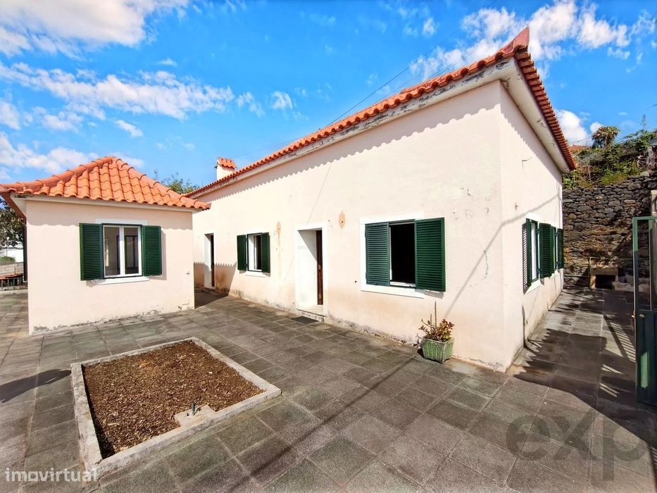 Moradia T3, Quintal, Churrasqueira - Funchal