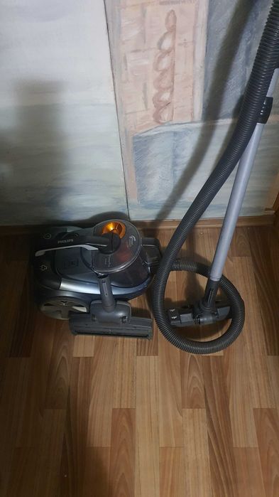 Современный контейнерный пылесос  Philips FC8767 в отличном состоянии.