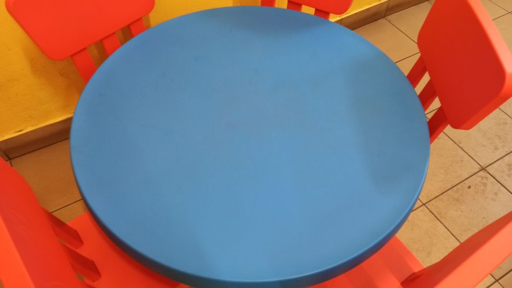 Stolik + 5 krzeseł IKEA MAMMUT – zestaw dla dzieci niebiesko-czerwony