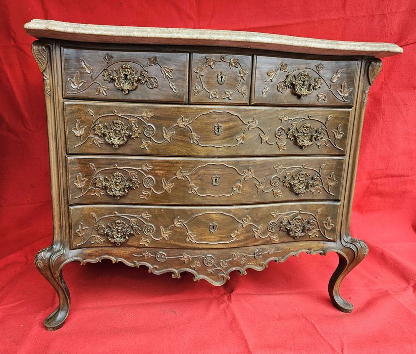 Cómoda antiga de madeira trabalhada e tampo em pedra