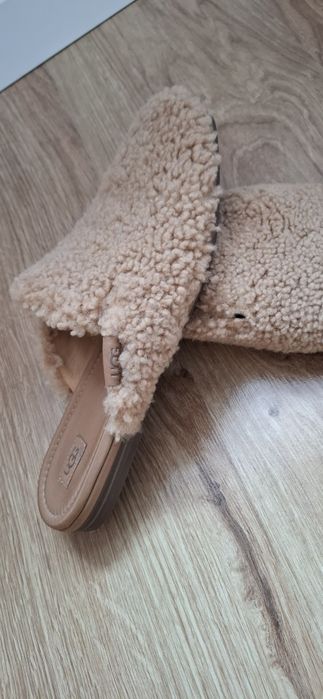 Klapki UGG „Janaya Cozy” z owczą cholewką