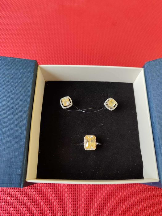 Срібні сережки і каблучка з  фіанітами