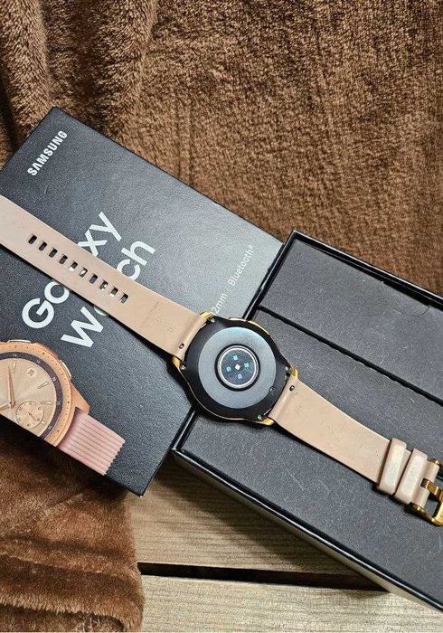 Смарт-часы Samsung Galaxy Watch 42mm Bluetooth (Gold)