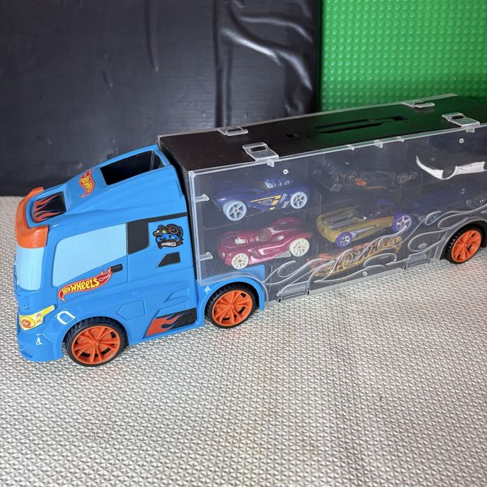 транспортер Hot Wheels для перевозки и хранения игрушечных машинок.