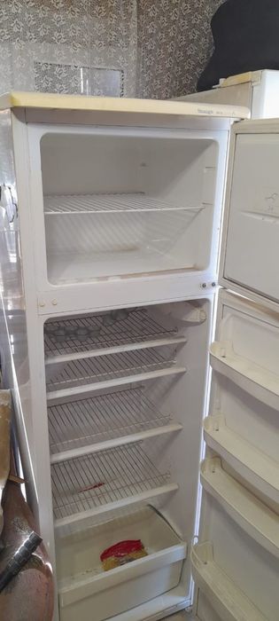 Двухкамерный холодильник snaige, в хорошем состоянии,мало был в работе