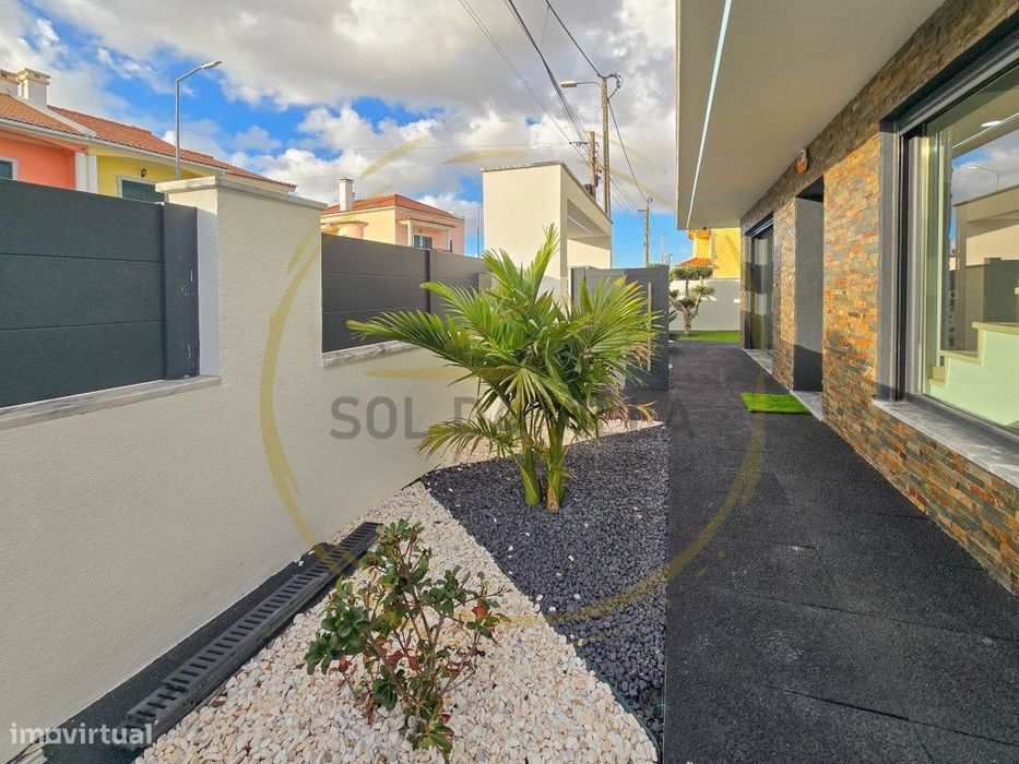 Moradia T4 Isolada com piscina - Valadares, Corroios - 750.000€