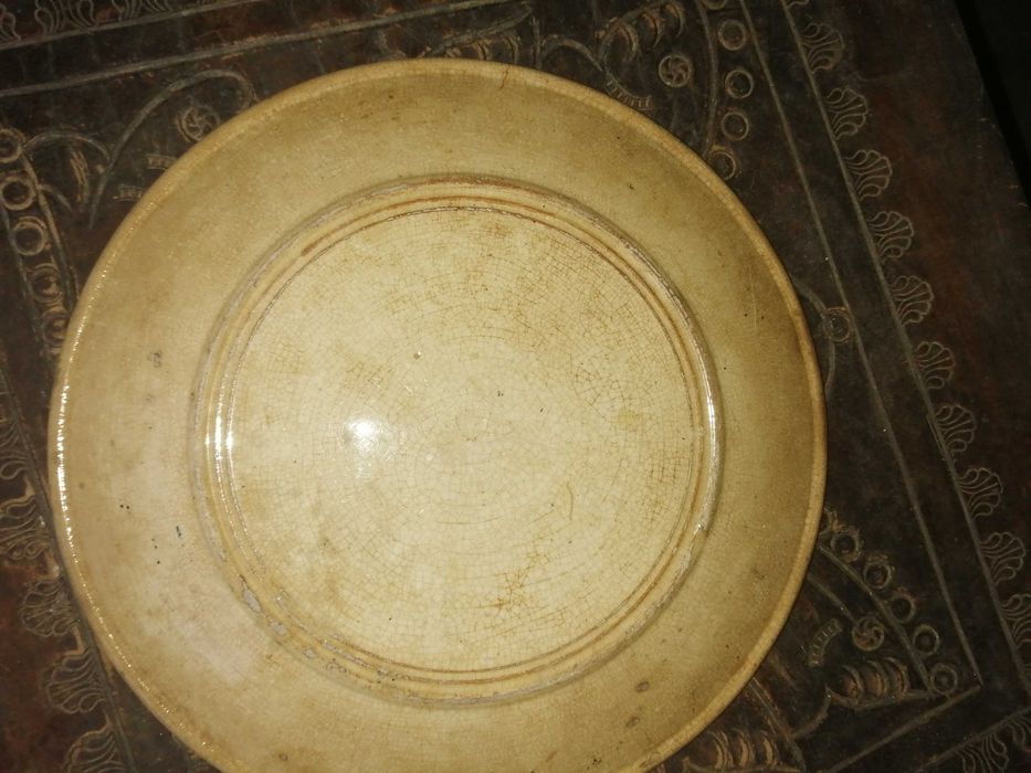 prato muito antigo , pesado , nao tem marca de fabricante
