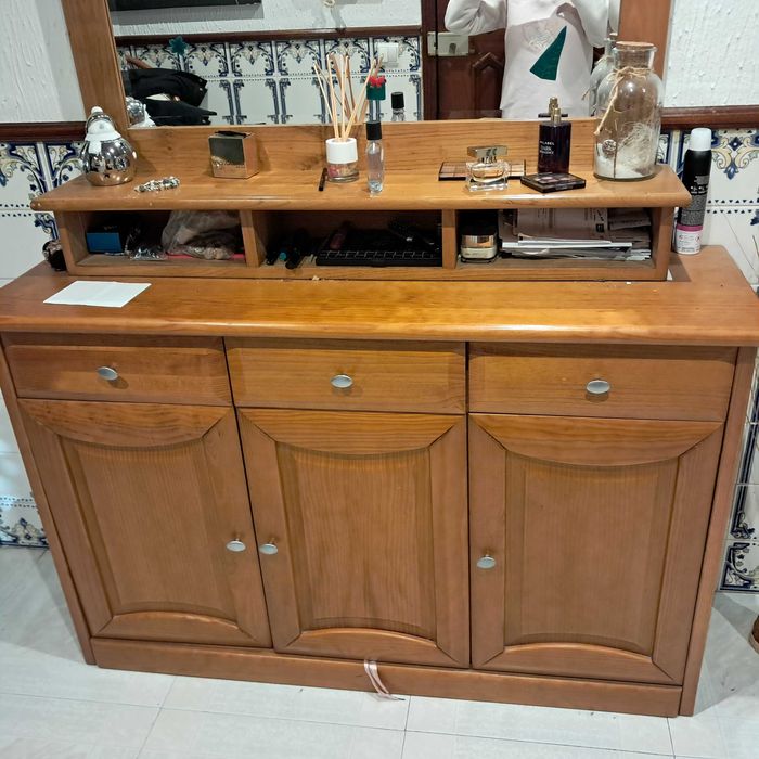 Aparador impecável  em madeira conjunto com espelho