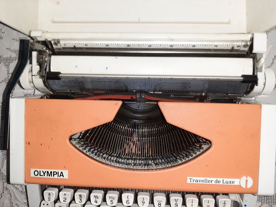 Máquina de escrever Olympia Traveller De Luxe