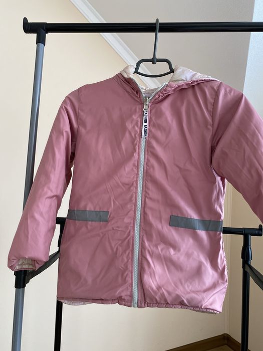 Куртка весна,тепла осінь двохстороння.