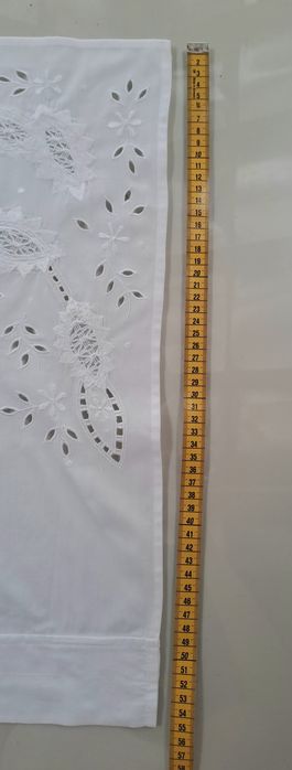 Par de cortinas brancas em algodao bordado 55x38 cm ( varão nao incluido)