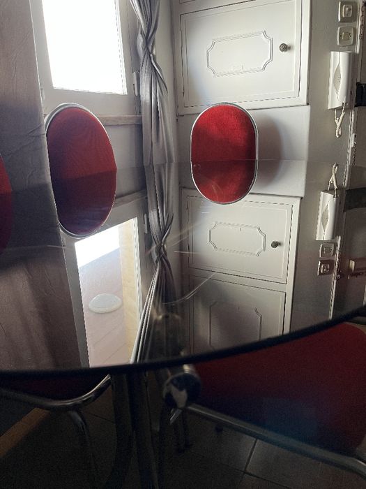 Mesa de vidro com 6 cadeiras