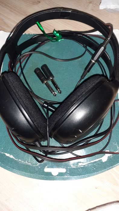 Chinelos caseiros novos, porta retratos, tomadas