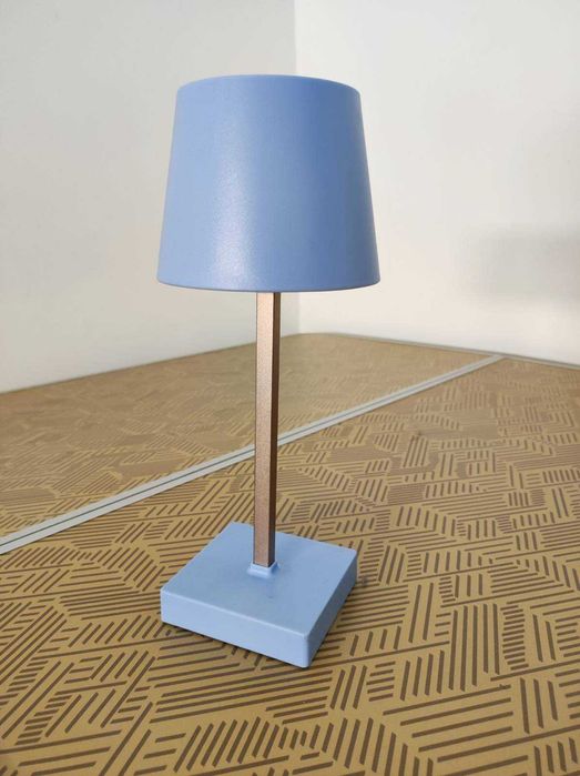 Lâmpada de mesa - nova - a pilhas ou com cabo