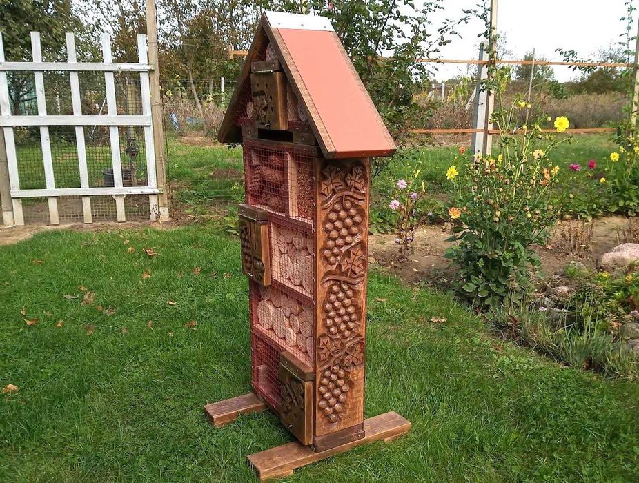 domek dla owadów, hotel dla owadów, rzeźbiony