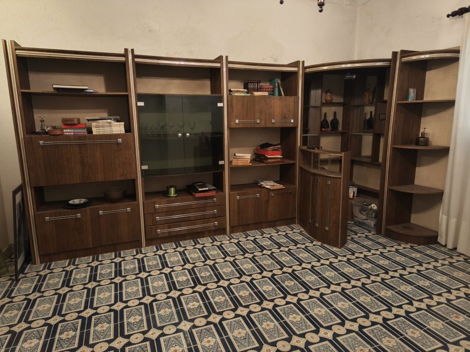 Móvel de sala com bar.