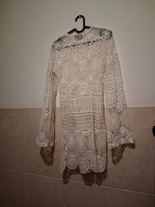 Vestido Prettylittlething e biquínis Shein.