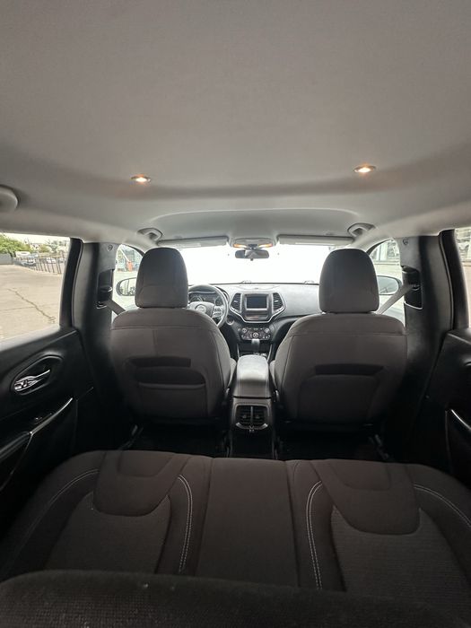 Автомобіль Jeep Cherokee