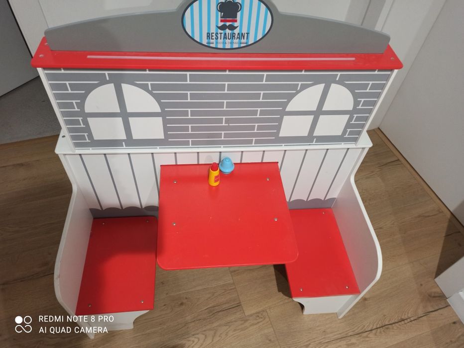 Drewniana kuchnia i restauracja 2w1