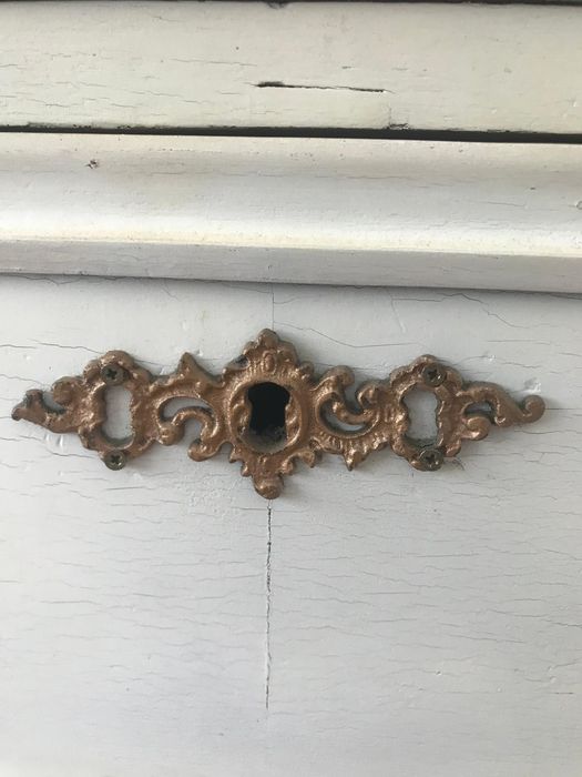 Credencia branco em razoável  estado para restauro