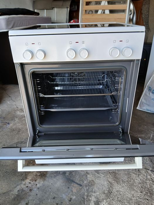 Vendo fogão elétrico, vitrocerâmico. 4 bocas e forno elétrico.  Bom estado