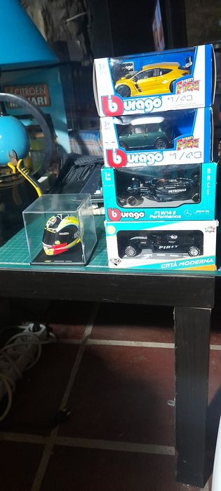 Carros 1:43 marca bburago novos com caixa