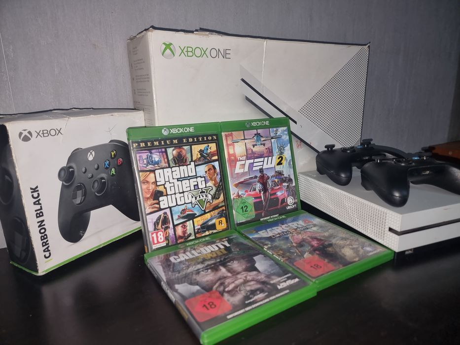 Xbox One s 1TB + 2 comandos + 4 jogos