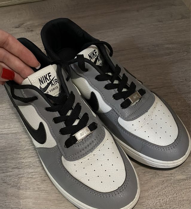 Продам кросівки Nike у 40 розмірі ( підійдуть й на 39 )