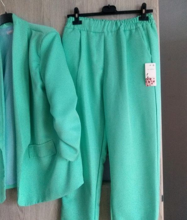 Nowy z metką miętowy garnitur damski