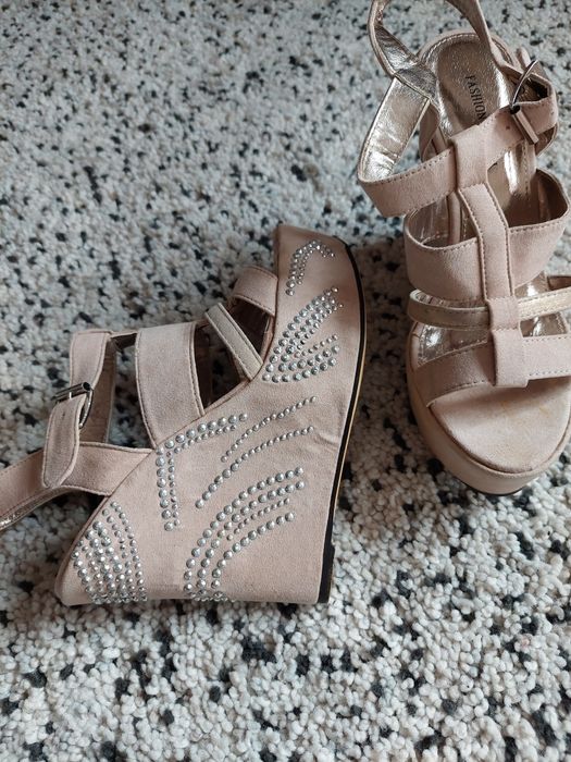 Sandálias bege com aplicações