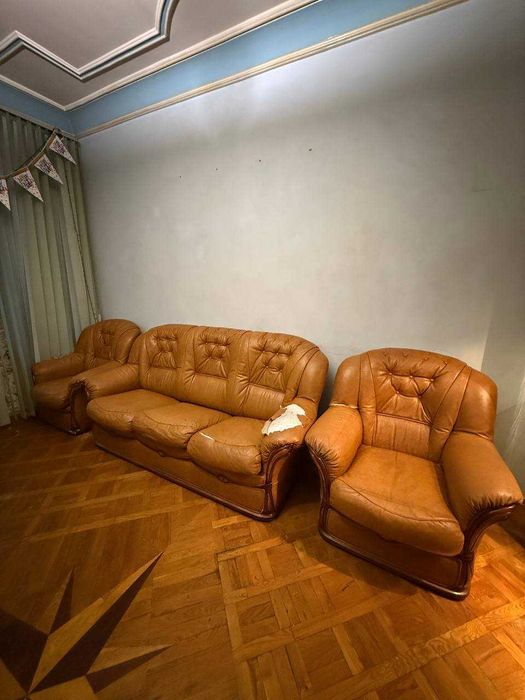 Продам комплект мягкой мебели под реставрацию. Диван и два кресла.