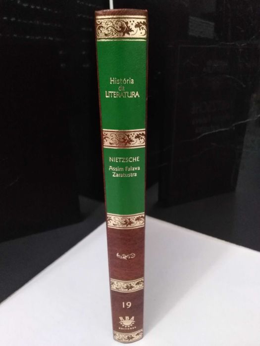 Livro Assim Falava Zaratustra de Friedrich Nietzsche.