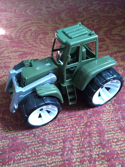 Игрушка трактор новый