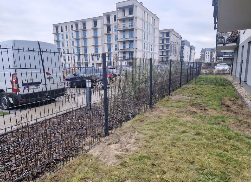 Montaż ogrodzeń panelowych,  palisadowych,  ze sztachet,  bramy,