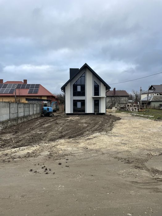 Новозбудований сучасний будинок