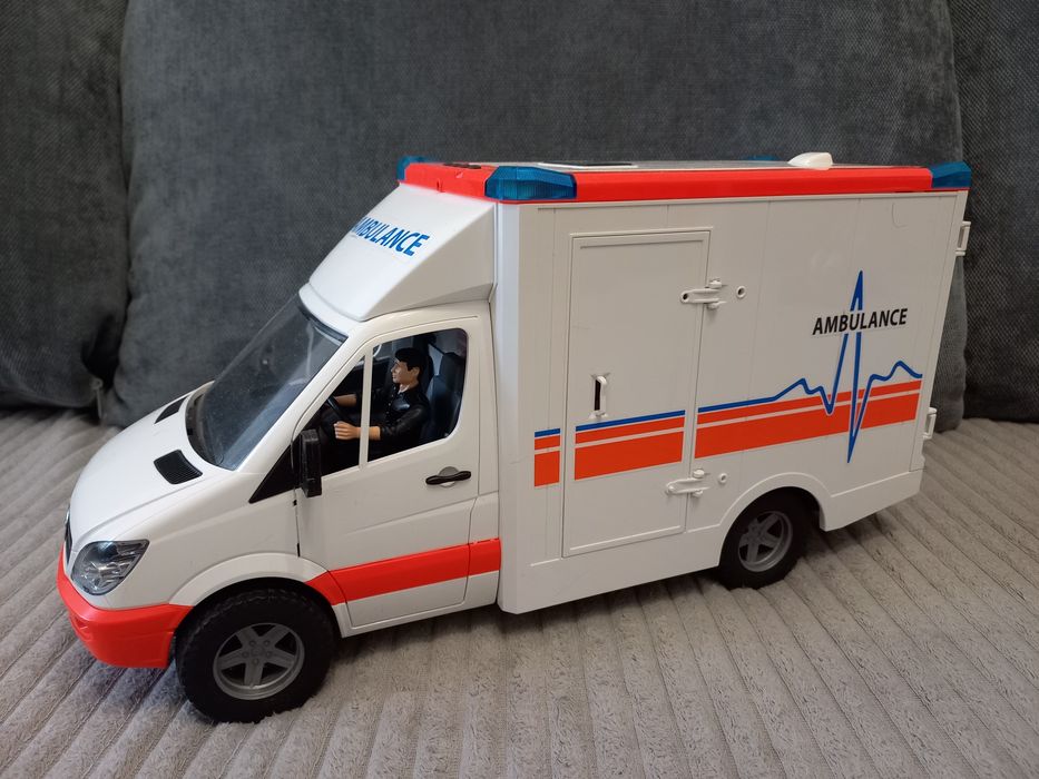 Машинка Mercedes швидка медична допомога від Bruder