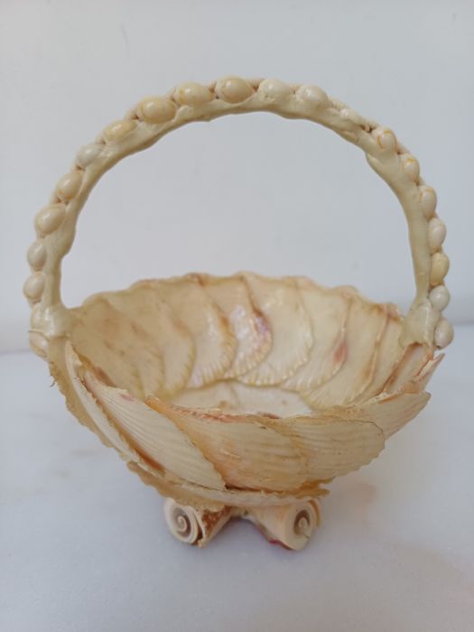 Cesto feito de conchas e búzios