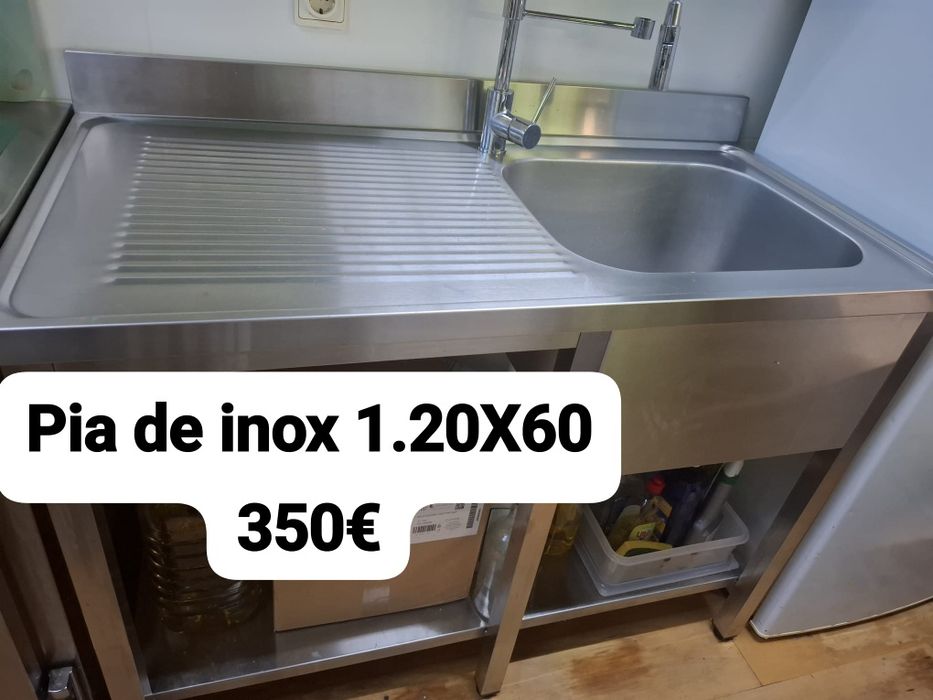 Bancos, vitrine, pia e armario