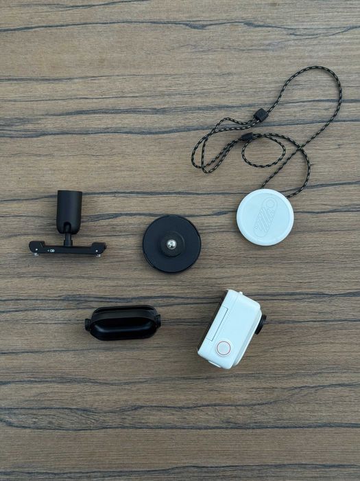 Insta360 GO 3 128GB екшн-камера повний комплект з кріпленнями