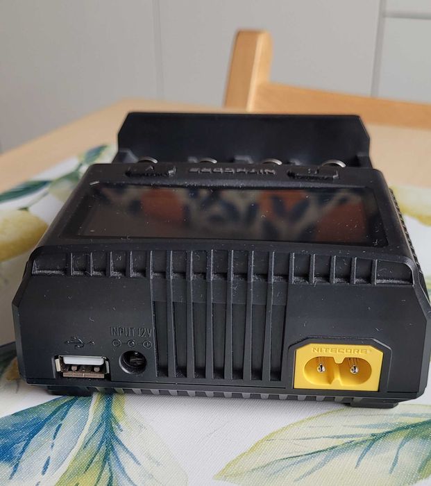 Czterokanałowa ładowarka Nitecore SC4 / AA, AAA, R20, R14, 18650