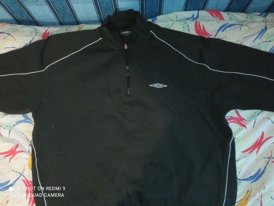 Bluza Umbro męska czarna z kieszeniami