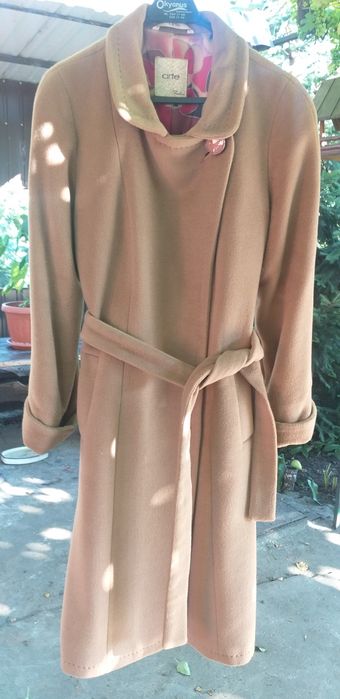 Продам пальто из натуральной верблюжьей шерсти.