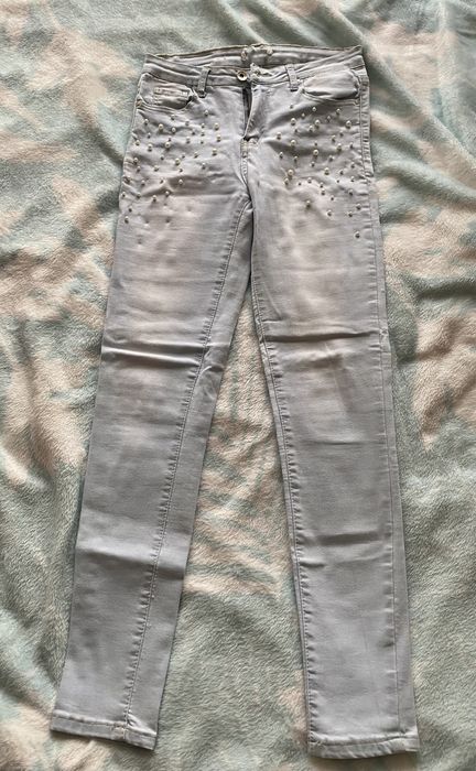Damskie jasne jeansy skinny z perełkami r. M