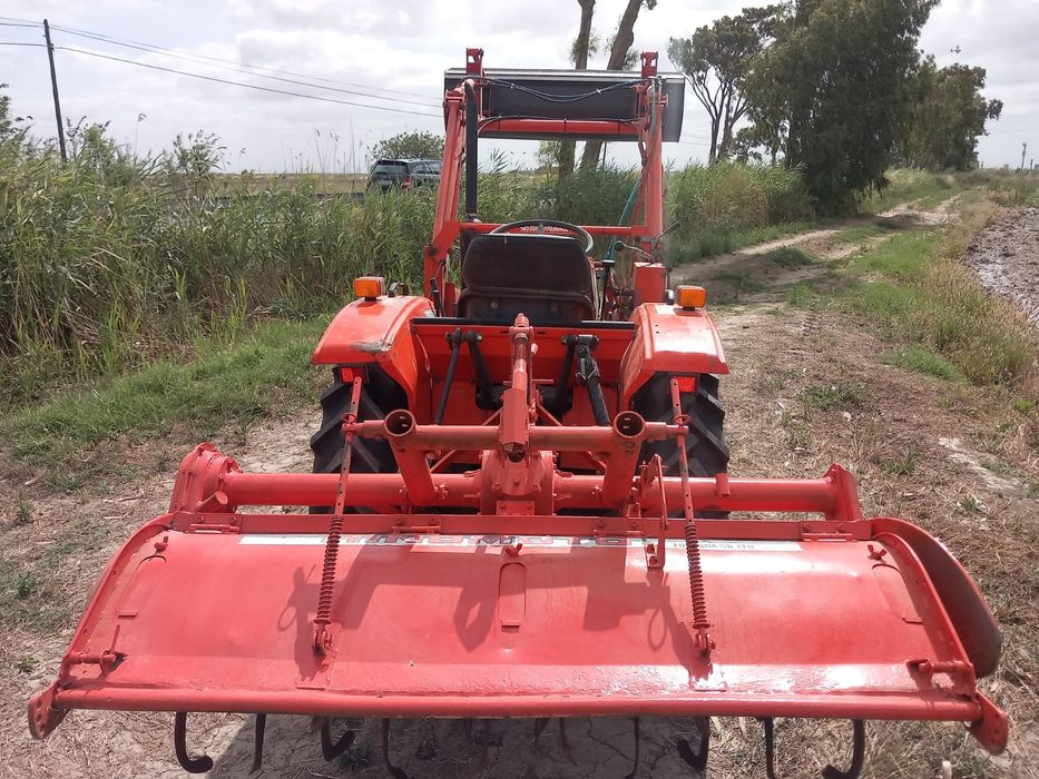 Tratror  hinomoto  e 2004